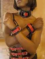 パテントレザー製■手枷■黒赤ツートンカラー